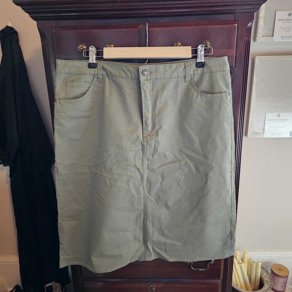 Laura Scott | Green Knee-Length Skirt 🌿